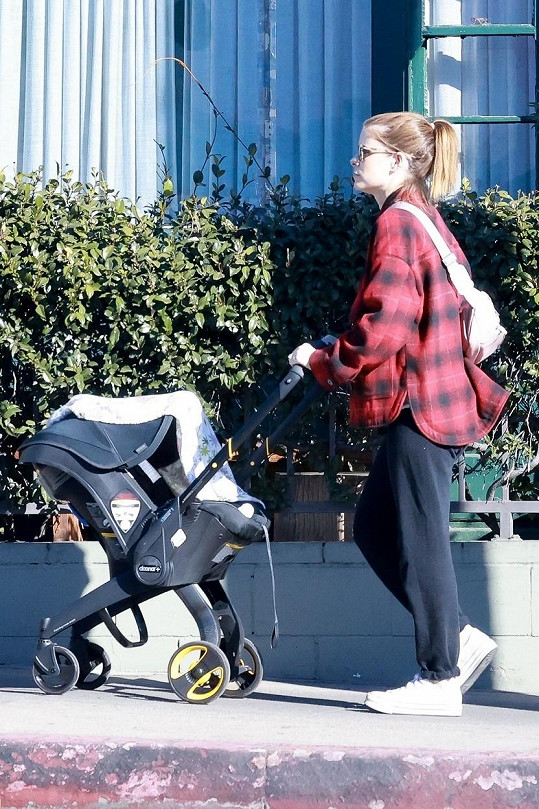 Kate Mara s novorozeným synkem na procházce
