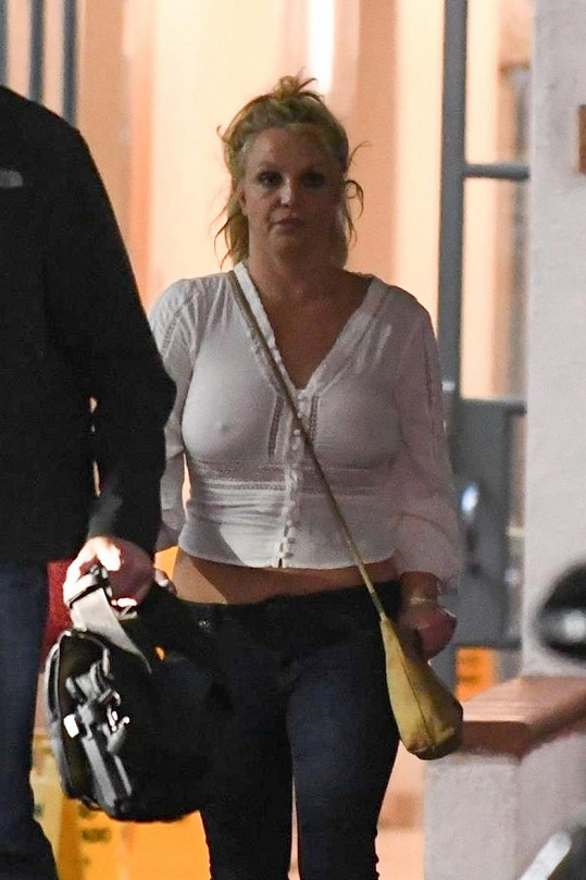 Britney Spears si vyšla bez podprsenky.