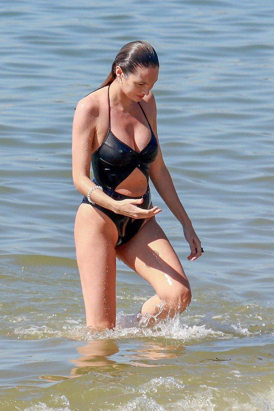 Candice Swanepoel na fotkách, které vznikly 18 dní po narození syna Ariela.