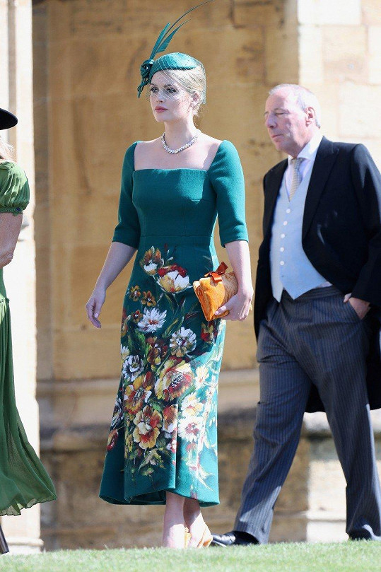 Lady Kitty Spencer dorazila na svatbu bratrance Harryho v zelené róbě italského domu Dolce @ Gabbana.