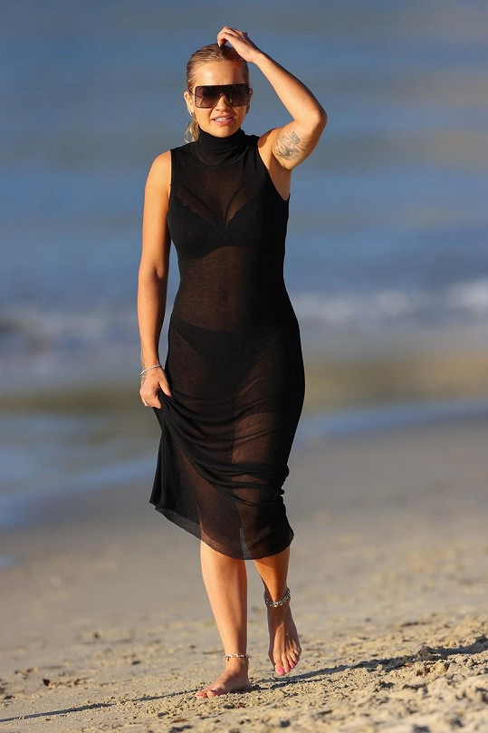 Rita Ora se v Austrálii prošla nejen po pláži v průhledných šatech. 