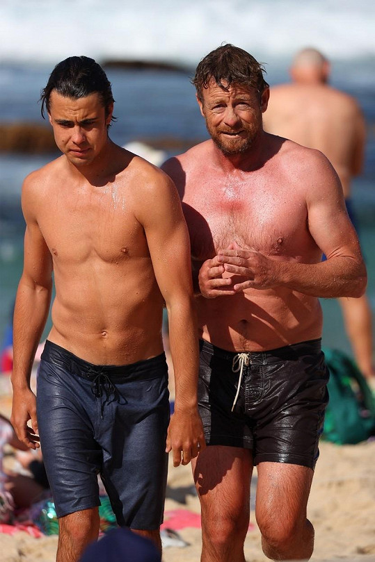 Na pláži Bronte byl se svým starším synem. 