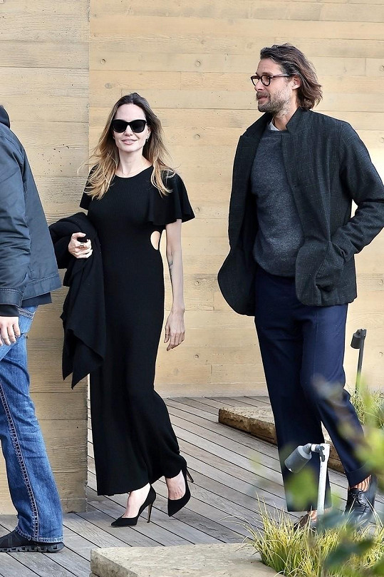 Angelina Jolie strávila tři hodiny ve společnosti miliardáře. 