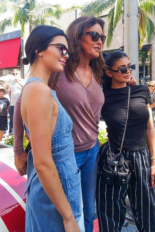 Caitlyn s dcerami Kylie a Kendall, jež zplodila jako Bruce.
