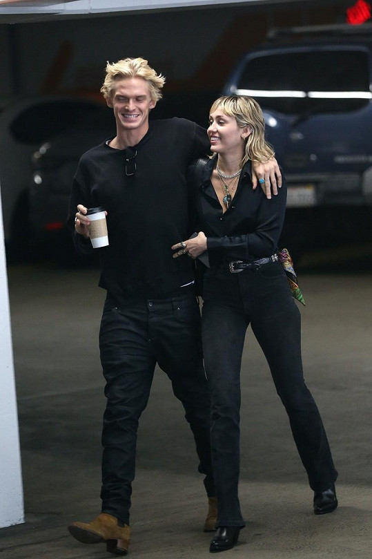 Miley Cyrus chodí s Codym už od října loňského roku.