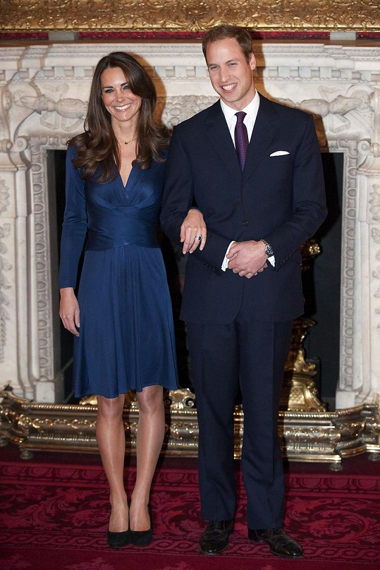 Modrá barva vévodkyni sluší a sahá po ní často, oblékla ji například při oznámení zásnub v listopadu 2010. 