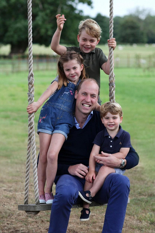 Snímky, jejichž autorkou je vévodkyně Kate, Kensington zveřejnil při příležitosti Williamových 38. narozenin.