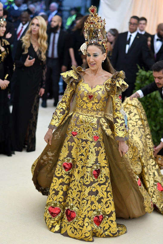 Sarah Jessica Parker si ve zlatem zdobených šatech Dolce & Gabbana pochvalovala, že její originální neapolský oltář na hlavě je překvapivě velmi pohodlný.