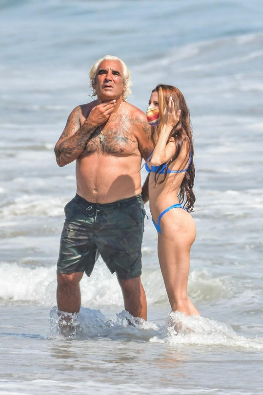 Alki David s přítelkyní Leilou na pláži v Malibu