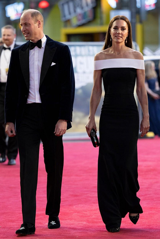 Vévoda a vévodkyně z Cambridge dorazili na londýnskou premiéru filmu Top Gun: Maverick. Princ stylově obul mokasíny s motivem letadla.