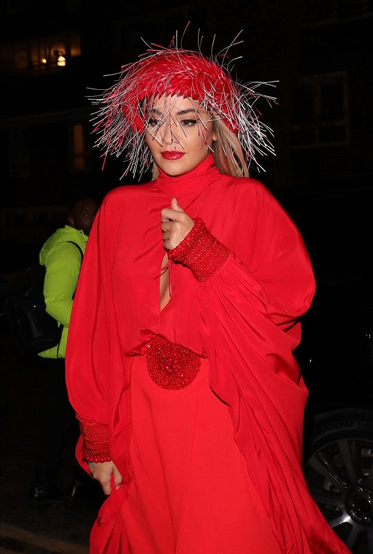 Rita Ora vynesla okázalou rudou róbu... 
