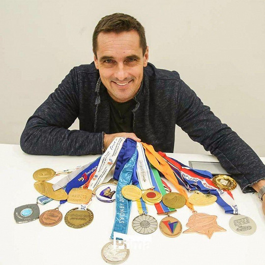 Roman Šebrle Česko úspěšně reprezentoval v atletice. Mj. má zlato z olympiády, mistrovství světa i mistrovství Evropy.