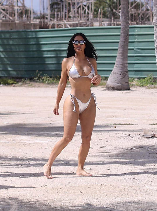 Kim Kardashian se blýskla v bikinách vlastní značky. 