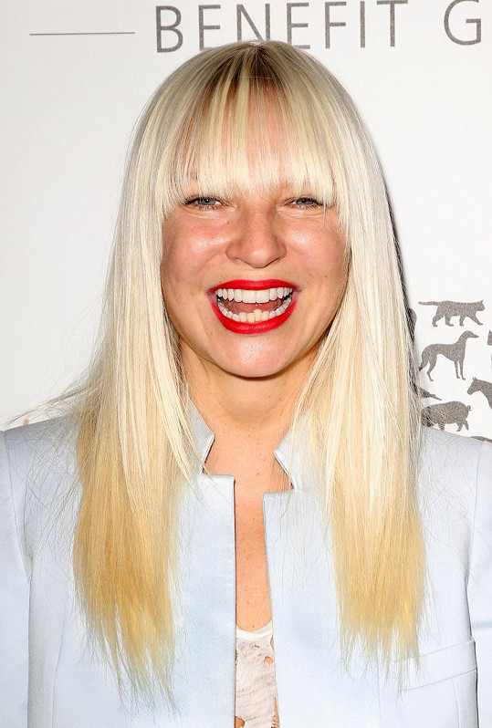 Špatné zkušenosti s LaBeoufem popsala i zpěvačka Sia. 