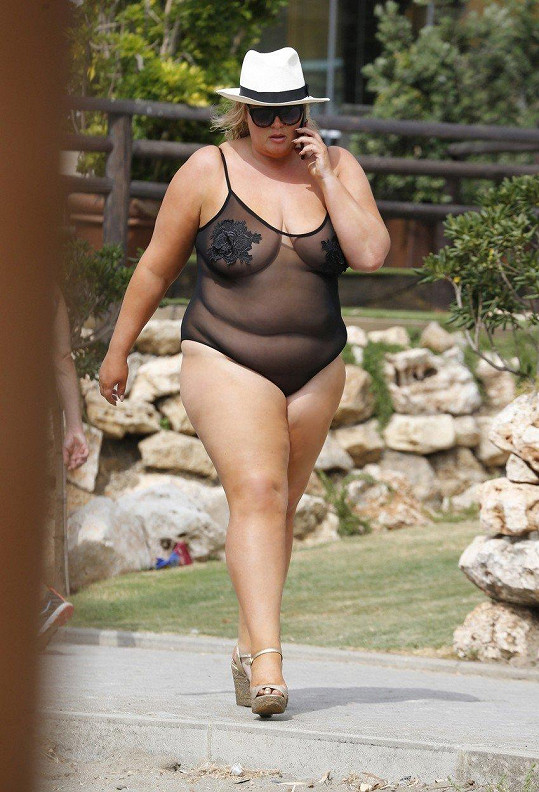 A britská televizní hvězda Gemma Collins (36) se s tím v listopadu na Tenerife už vůbec nepárala.