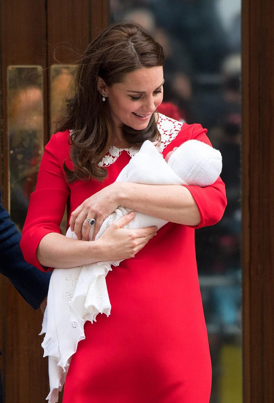 Kate už několikrát vzdala hold Dianě svým oděvem. Nápříklad při focení před porodnicí v červených šatech po porodu svého druhého syna Louise. 