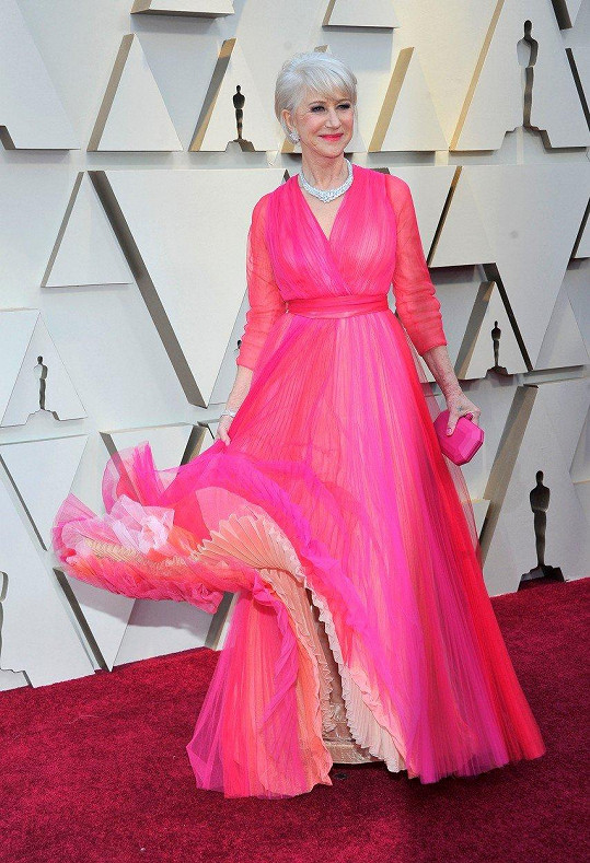 Na Oscarech zazářila v růžových šatech.