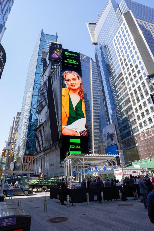 „Když jsem se dozvěděla, že mne Spotify vybralo jako tvář kampaně a moje fotka bude na Times Square, byla jsem upřímně v šoku,“ svěřila mladá zpěvačka.