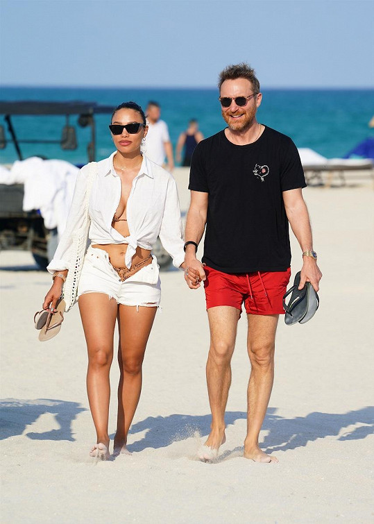 Užívali si slunné chvilky na pláži v Miami.