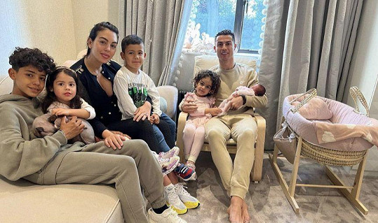 Cristiano Ronaldo se zvěčnil s rodinou, včetně novorozené dcery. 