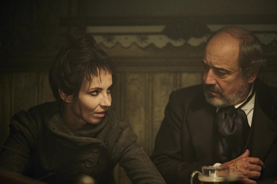Lichoratka v podání Jany Plodkové s hereckou legendou Viktorem Preisem, který hraje hodináře.