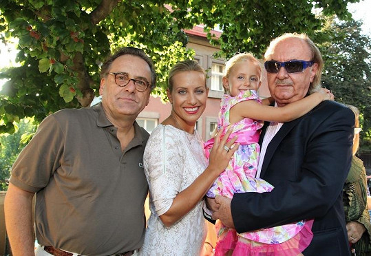Dorazil i hudební boss Franta Janeček s partnerkou Terezou a malou Emily.