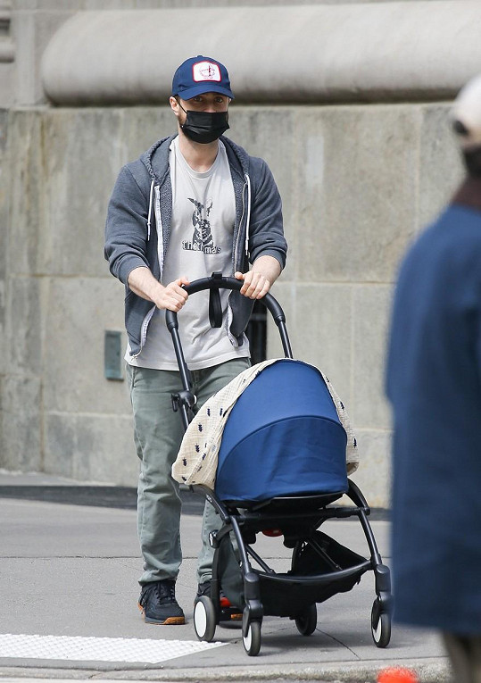 Daniel Radcliffe byl na procházce s miminkem. 