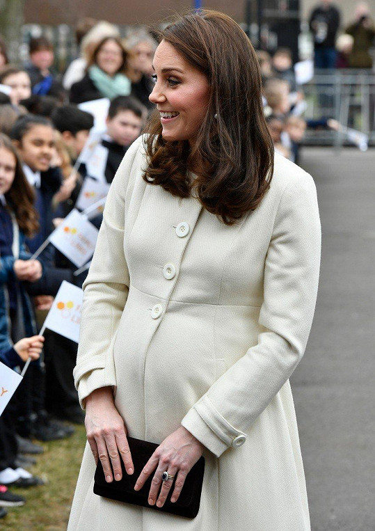 Vévodkyně v dubnu porodí své třetí dítě (po princi Georgovi a princezně Charlotte). Začíná se tipovat kdy, některé hlasy hovoří o 23. dubnu.