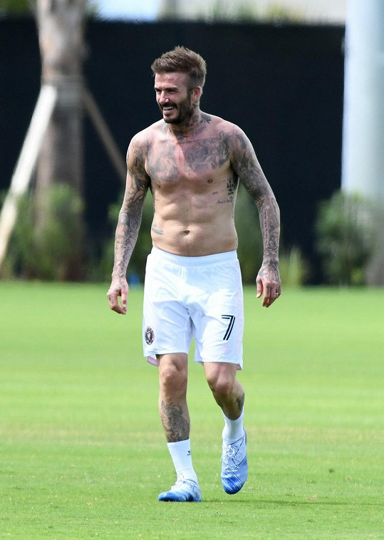David Beckham si na rodinném zápase sundal triko.