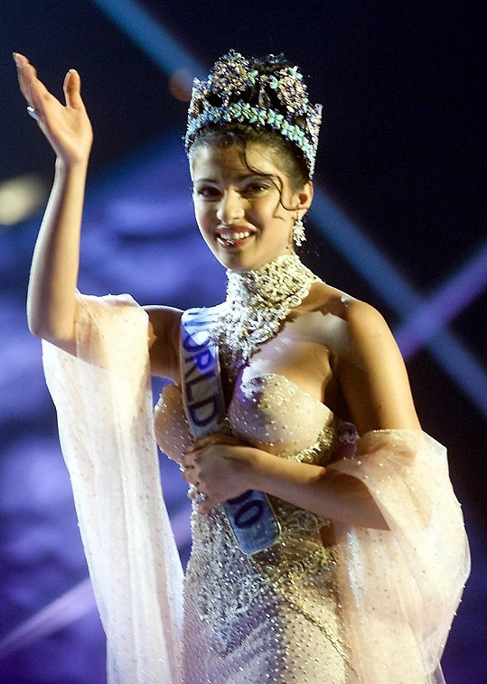 Chopra vyhrála Miss World 2000, okamžik štěstí ale doprovázel strach, že jí sjedou šaty. 