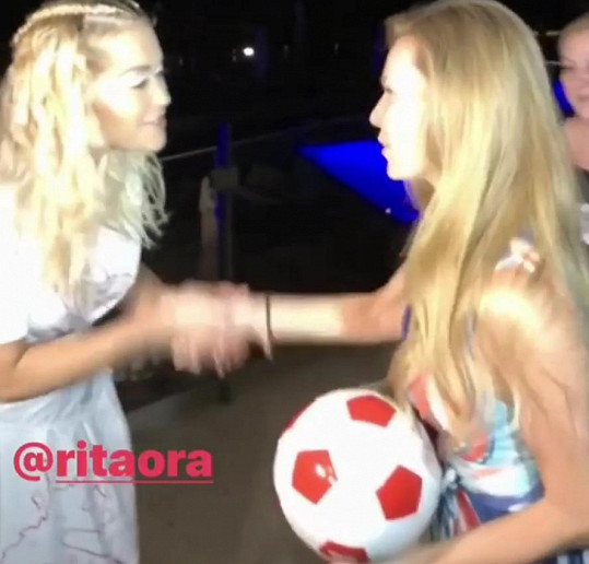 Rita Ora jí darovala podepsaný fotbalový míč pro syna.