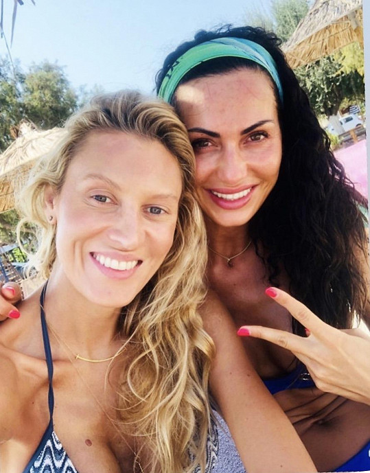 Kateřina Průšová a Eliška Bučková si užívají na dovolené v Řecku
