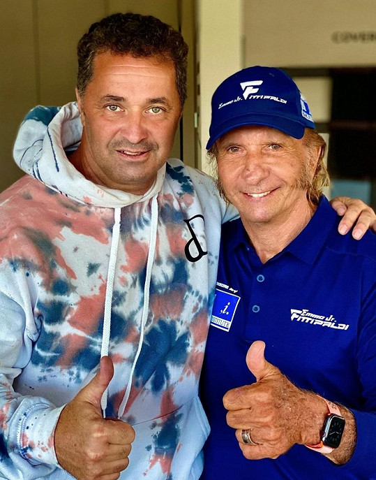 Na natáčení minisérie se potkal s bývalým pilotem F1 Emersonem Fittipaldim.