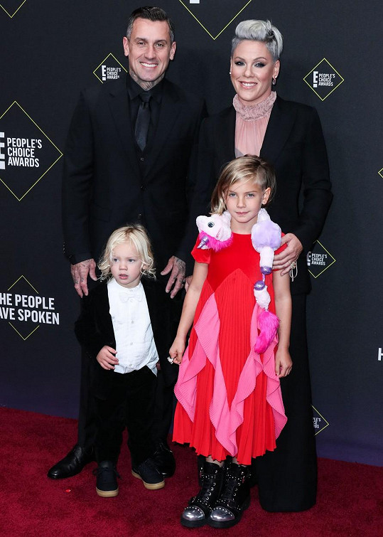 S manželem Careym a jejich dvěma dětmi