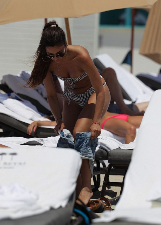 Německá fitness modelka se na miamské pláži ukázala v plavkách.