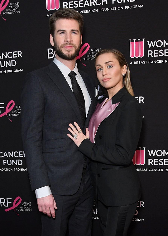 Miley Cyrus a Liam Hemsworth si to údajně rozdali pod stolem přímo na jedné after party po Oscarech. Upřímně, překvapuje to někoho? 