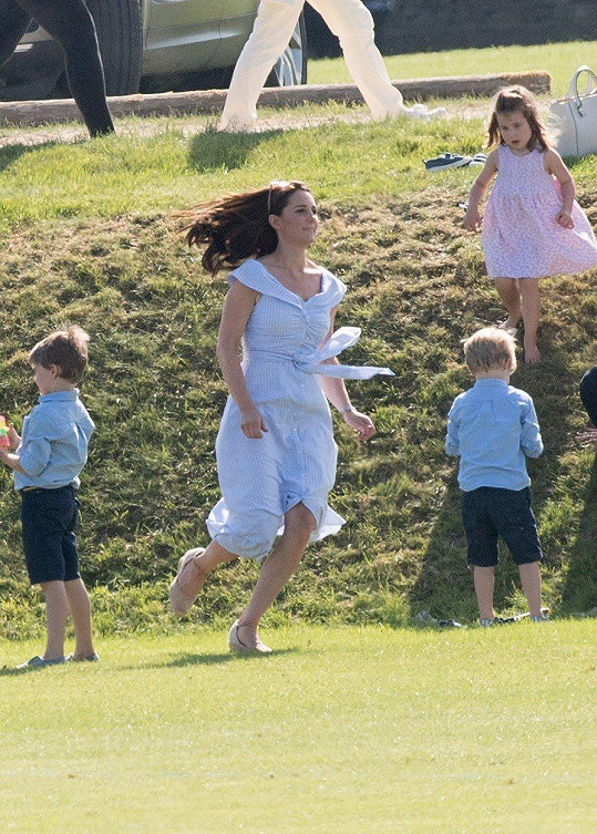 Zatímco princ William hrál pólo, ona dováděla s dětmi.