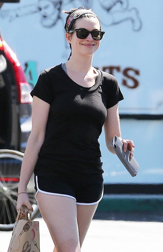 Herečka Anne Hathaway ukázala stehna.