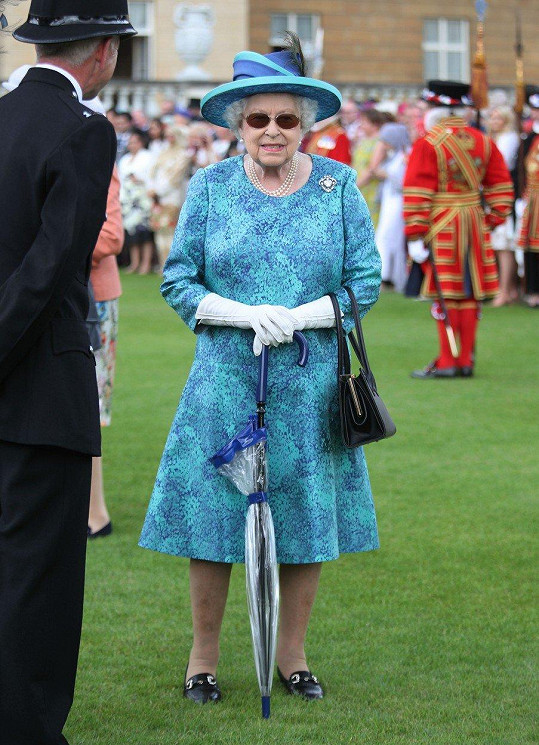 Trávníky kolem Buckinghamu musejí být jako koberečky, nejen když královna pořádá zahradní party.