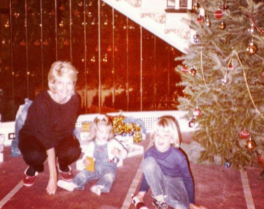 Na druhé fotce se smějí u vánočního stromku. 