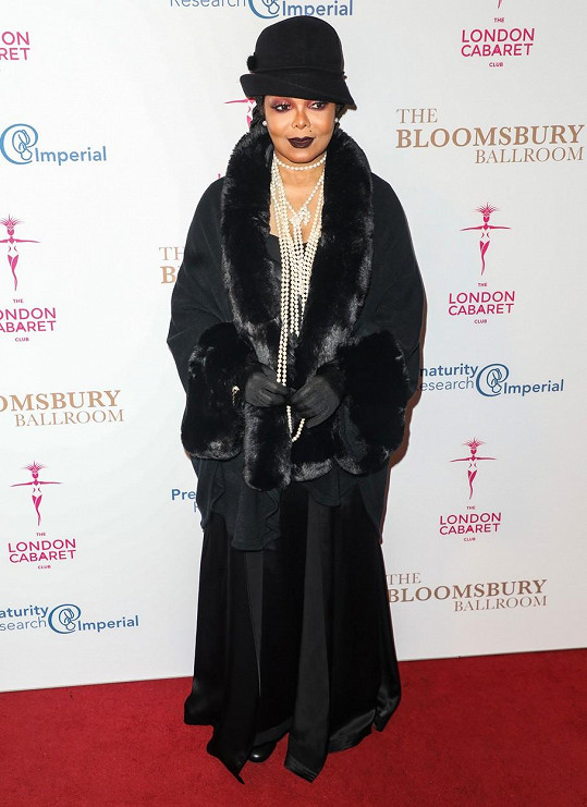 Janet Jackson vynesla model ve stylu Velkého Gatsbyho. 