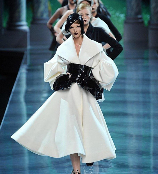 Michaela Kociánová předváděla pro Dior v době, kdy byl jejím kreativním ředitelem John Galliano. Byla jeho múzou. 