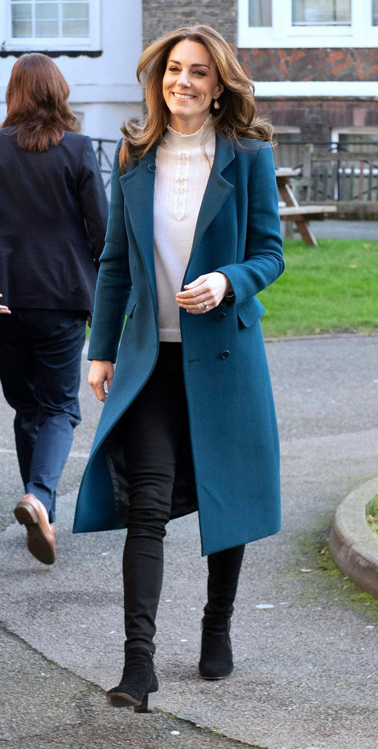 Oblíbený modrý kabát vynesla například loni v lednu na návštěvu charitativní organizace London Early Years Foundation. 