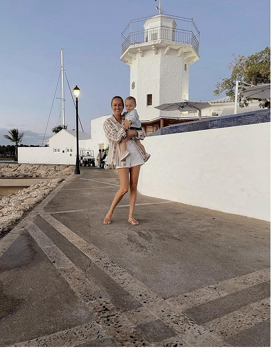 S dcerkou svého muže doprovodila do Dominikánské republiky, kde Ondra moderuje reality show Survivor.