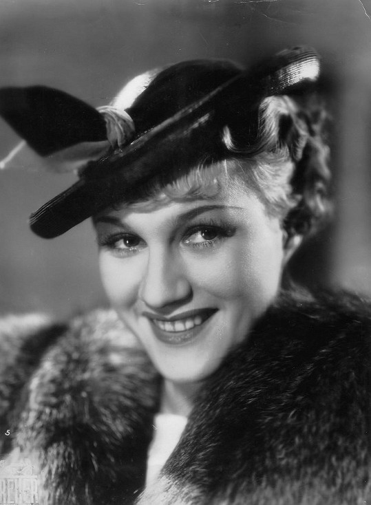Adina Mandlová patřila k nejkrásnějším českým herečkám. Zde ve filmu Harmonika (1937).
