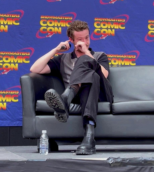 Joseph Quinn se během londýnského Comic Conu neubránil slzám. 