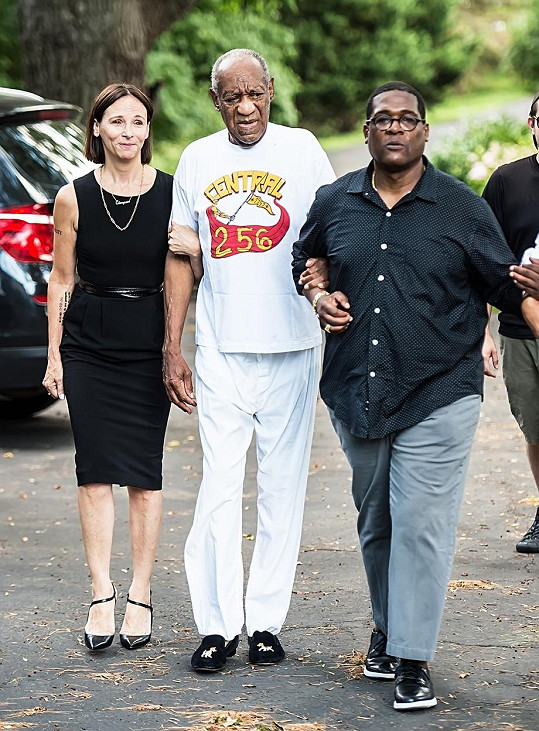 Cosby s advokátkou a mluvčím před svým domem předstoupil před média. Sám nehovořil.