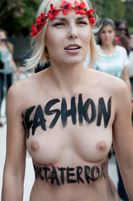 Módní průmysl podle hnutí Femen kazí ženám renomé.