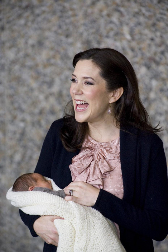 S princem Frederikem má čtyři děti, nejmladší dvojčata Vincent a Josephine se narodila v roce 2011.