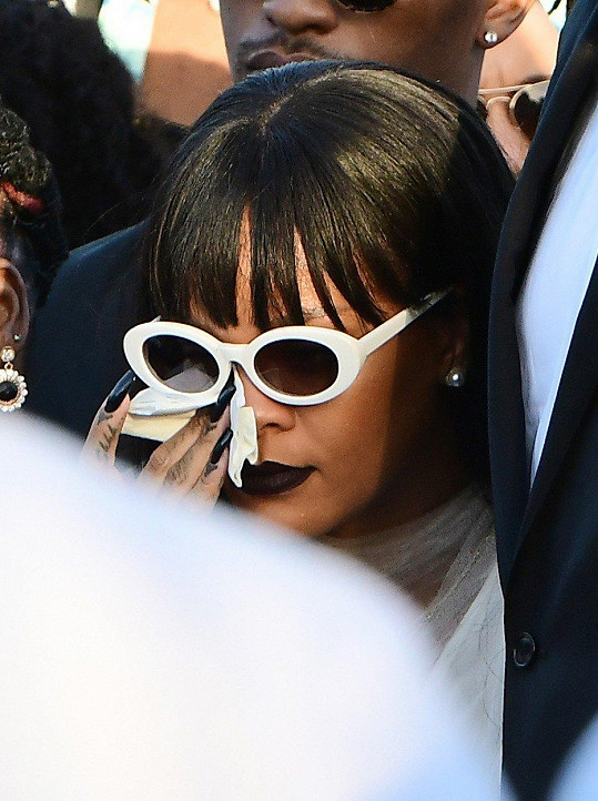 Rihanna skrývala slzy slunečními brýlemi.
